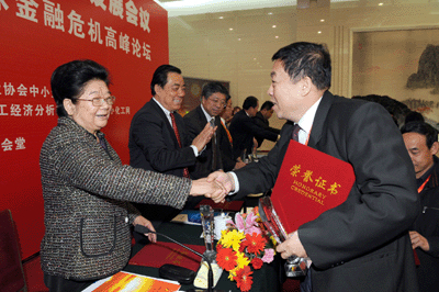 人大常委會(huì)副委員長(zhǎng)，全國(guó)婦聯(lián)主席：顧秀蓮為我司董事長(zhǎng)、總經(jīng)理：黃毅頒獎(jiǎng)